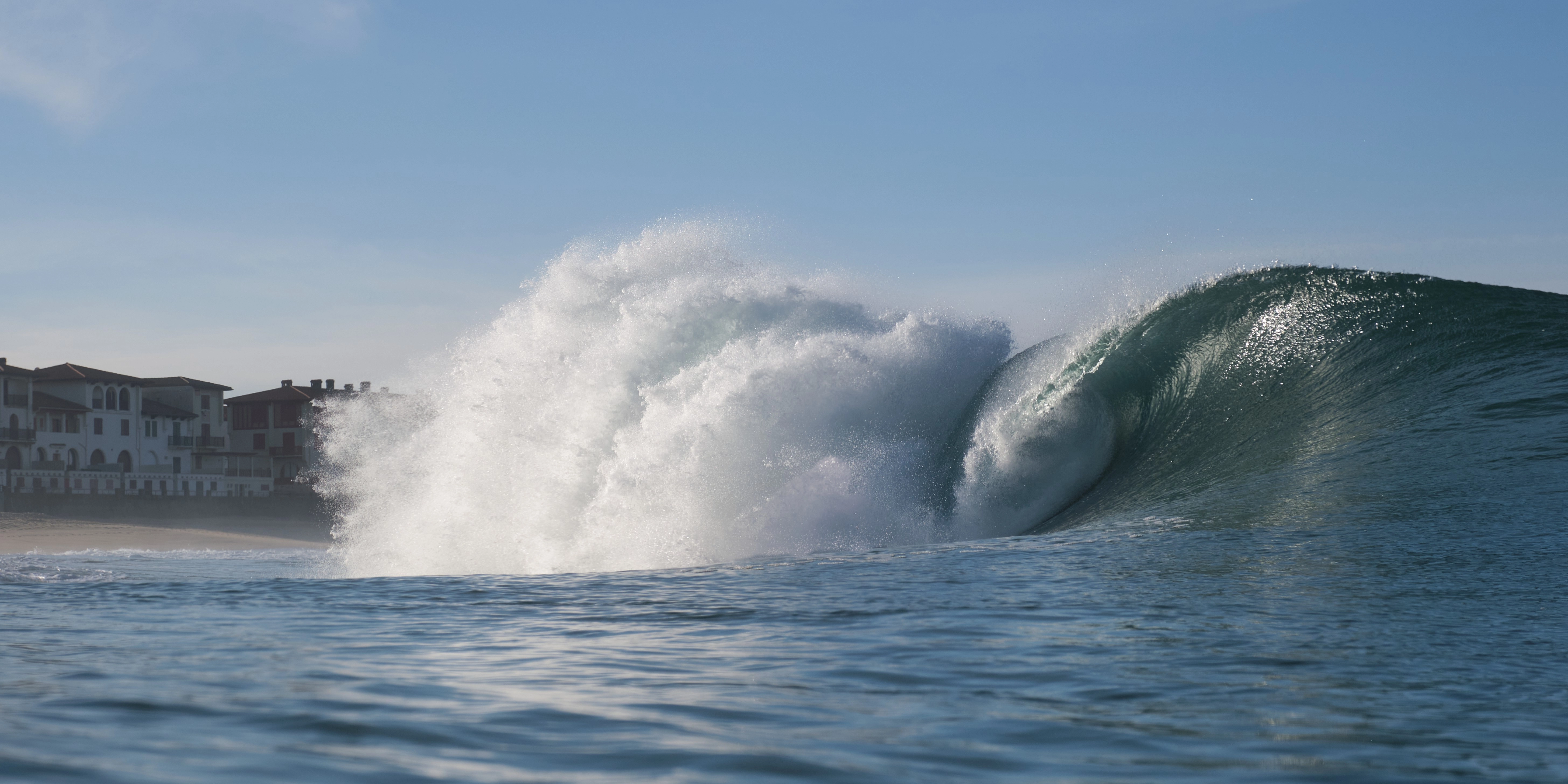 Vague à La Gravière, Hossegor, avec la Centrale en arrière-plan